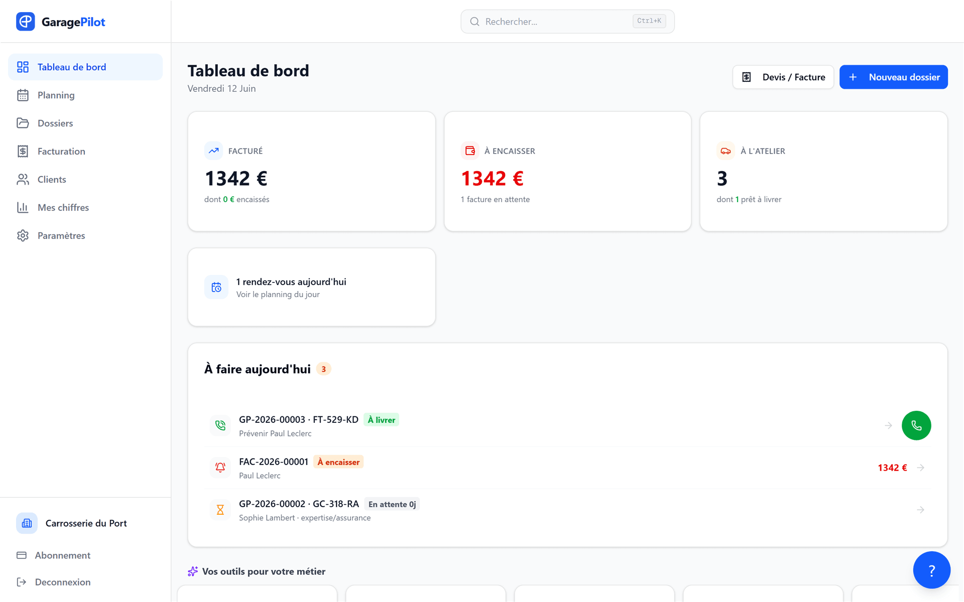 GaragePilot sur l'ordinateur de l'atelier : tableau de bord, dossiers et chiffre d'affaires